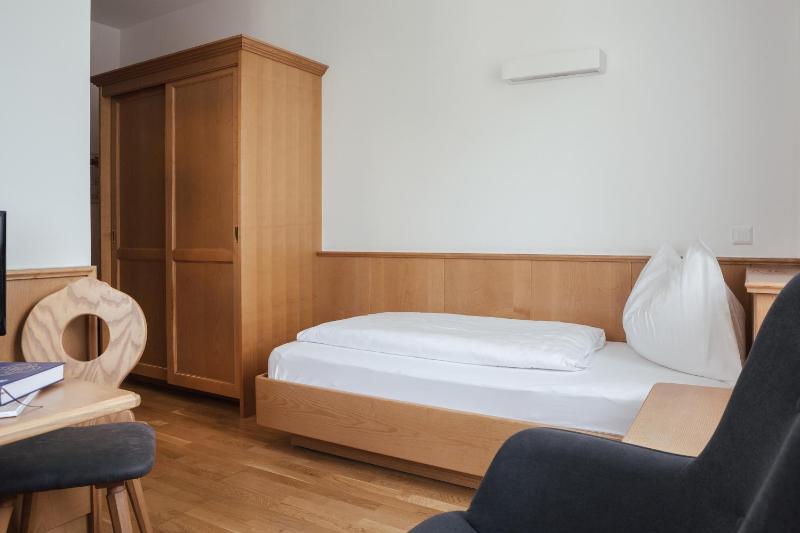 Single Room image 4