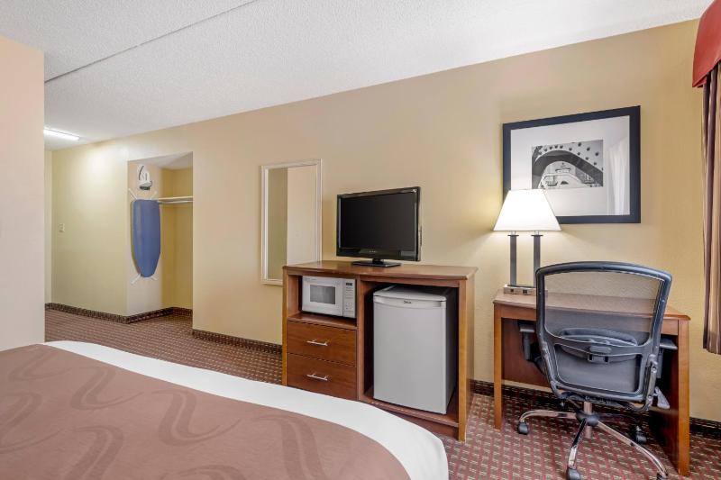 Queen Room image 4