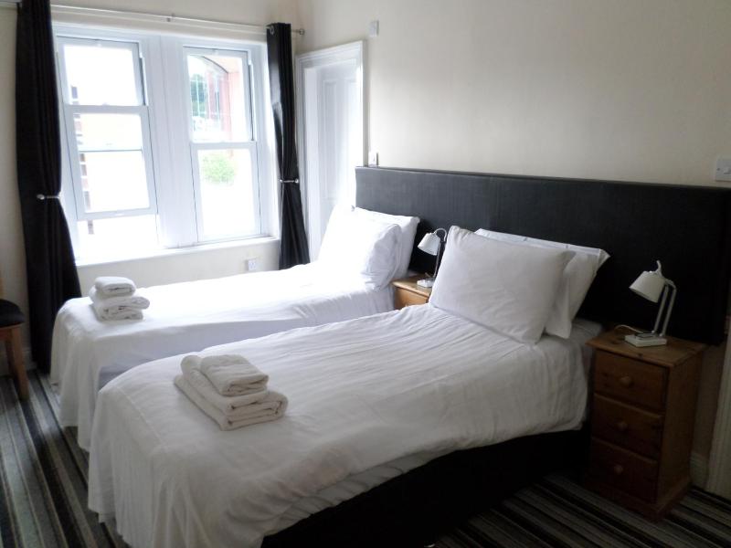 Twin Room image 3