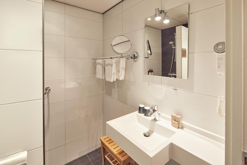 Standard Twin Room image 4