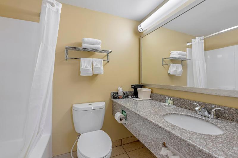 Queen Room image 2