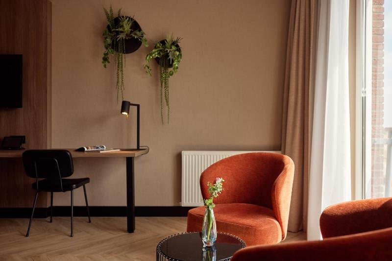 Twin Room with Bath image 3