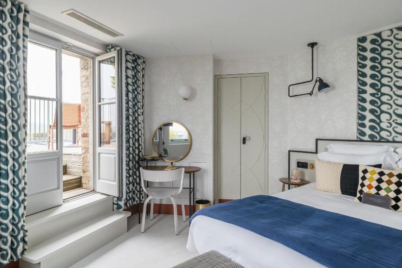 Deluxe Double Room with Balcony and Sea View image 3