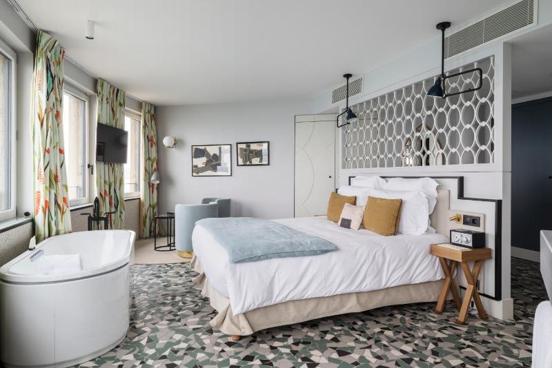 Prestige Double Room with Sea View image 3