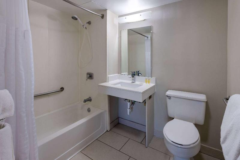 Double Room with Two Double Beds - Mobility Access/Non-Smoking image 2