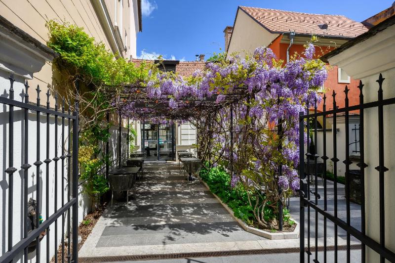 Petite Maison Deluxe Double Room image 4