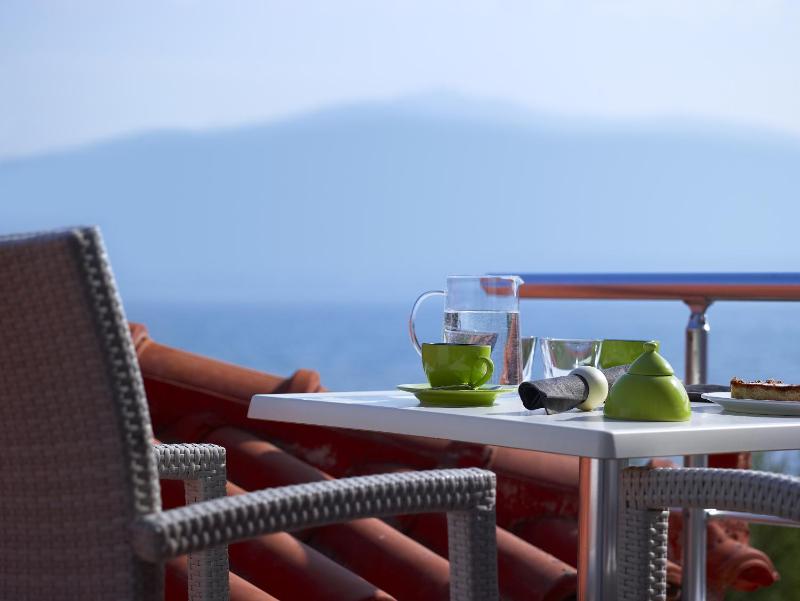 Superior Double Room with Sea View image 3