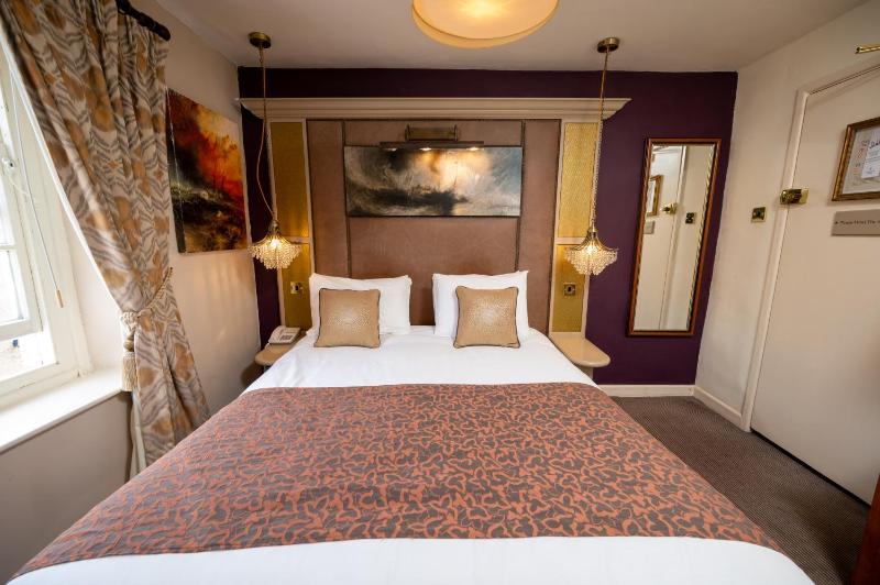 Small Double Room image 1