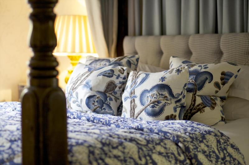 Deluxe Double Room with Four Poster Bed image 2