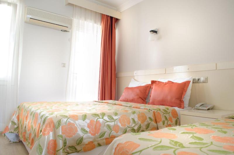 Standard Triple Room image 3