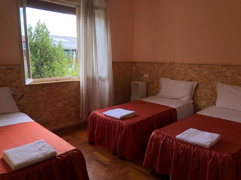 Economy Triple Room with Shared Bathroom image 3