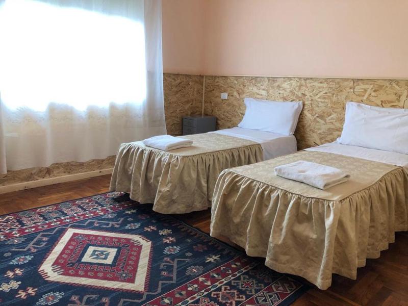 Economy Twin Room with Shared Bathroom image 2
