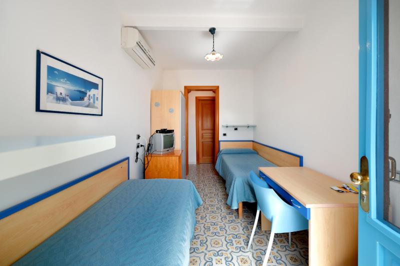 Twin Room with Private Bathroom image 1