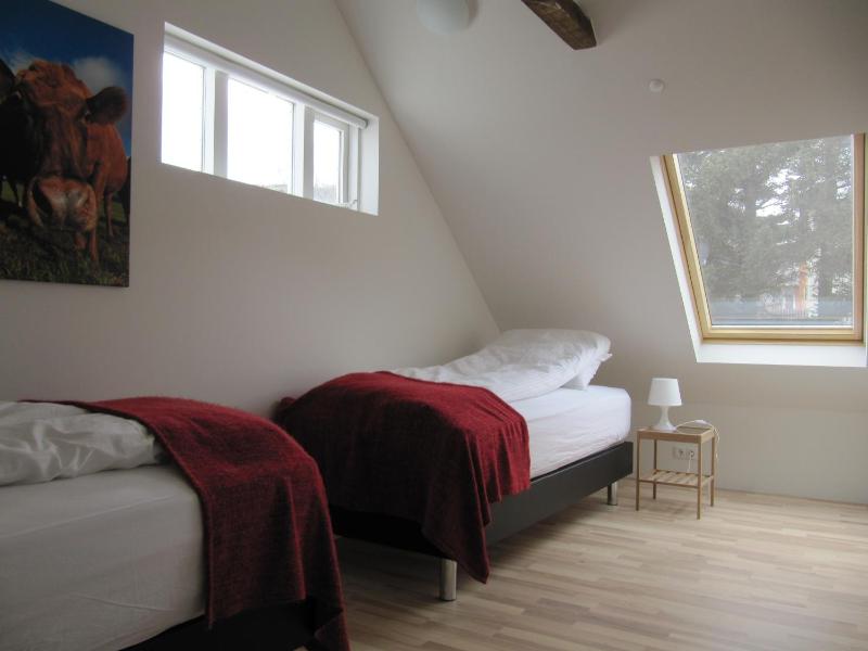 Budget Twin Room with Shared Bathroom image 2