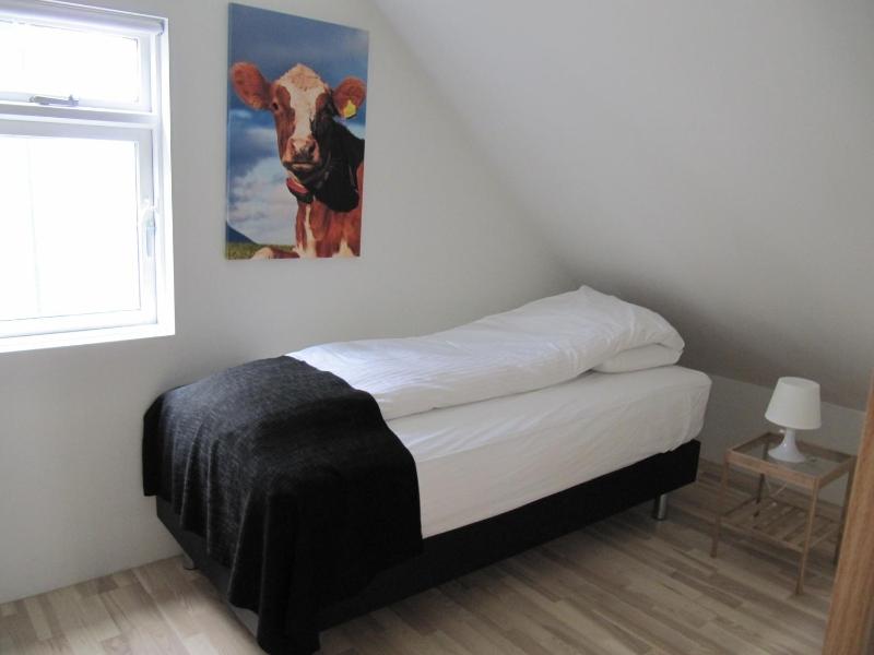 Budget Twin Room with Shared Bathroom image 3