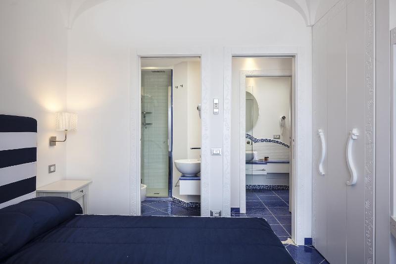  Luxury Two-Bedroom Apartment with Sea View image 3