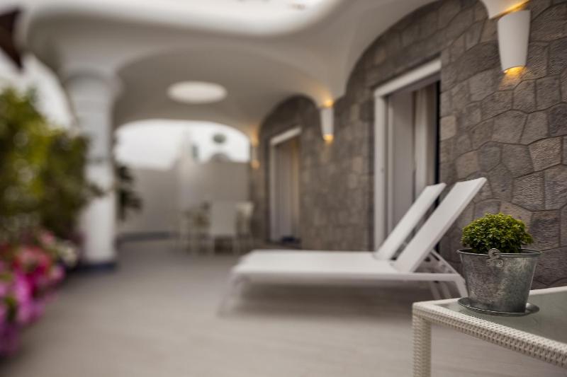 Luxury Two-Bedroom Apartment with Garden View image 4