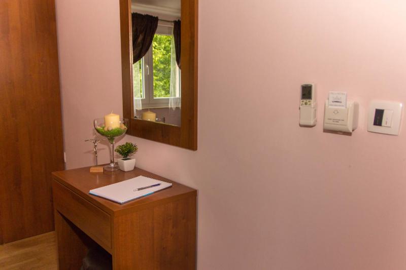 Standard Twin Room image 4