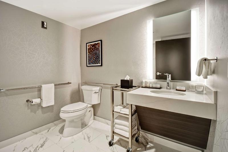 King Room - Disability Access with Bathtub image 3