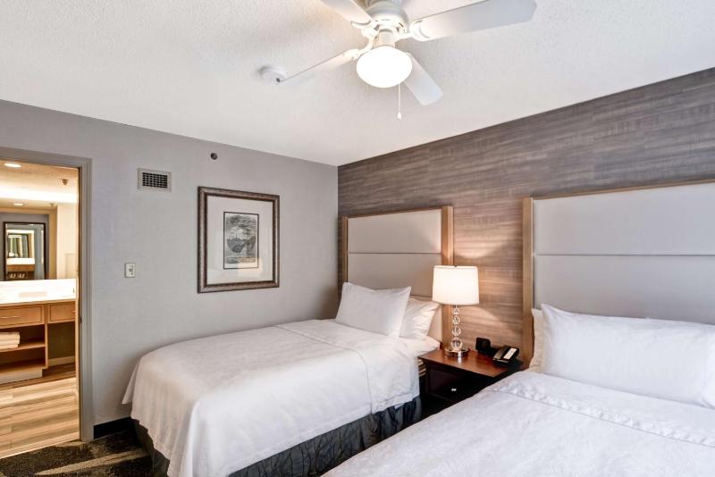 One-Bedroom Suite with Two Double Beds and Fireplace - Non-Smoking image 4