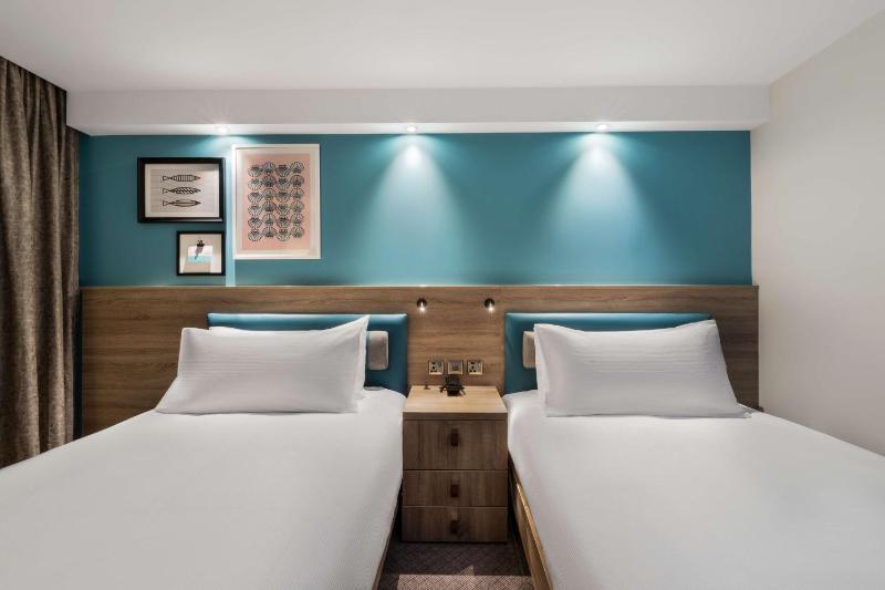Twin Room image 4