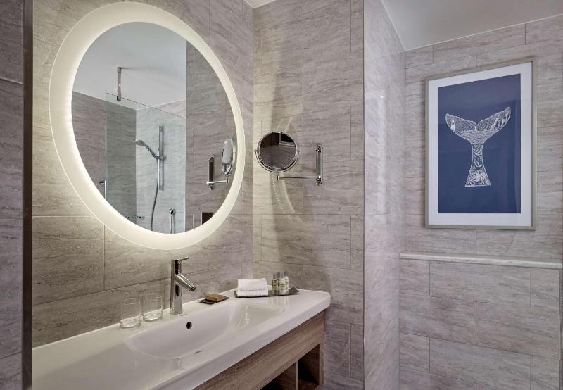Superior King Room with City View image 2