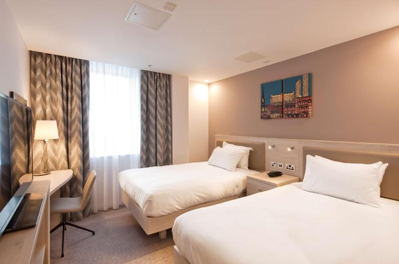 Twin Room image 2
