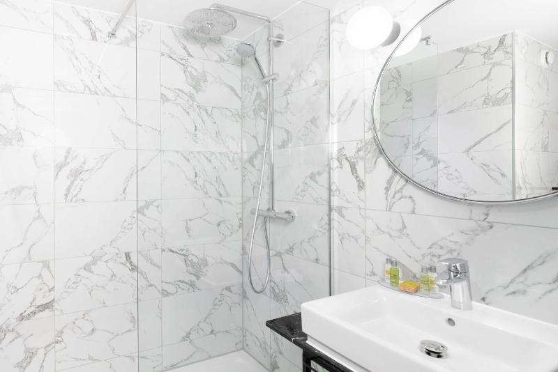 Deluxe King Room image 1