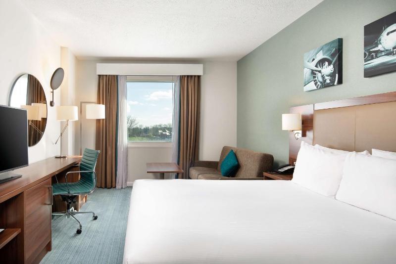 Queen Room with Sofa image 4