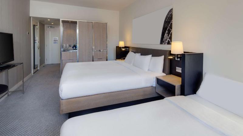 Twin Room image 3