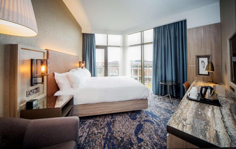 Corner King Room with Balcony image 3