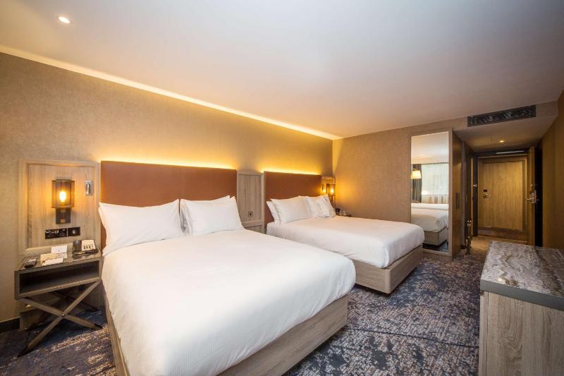 Queen Family Room image 3