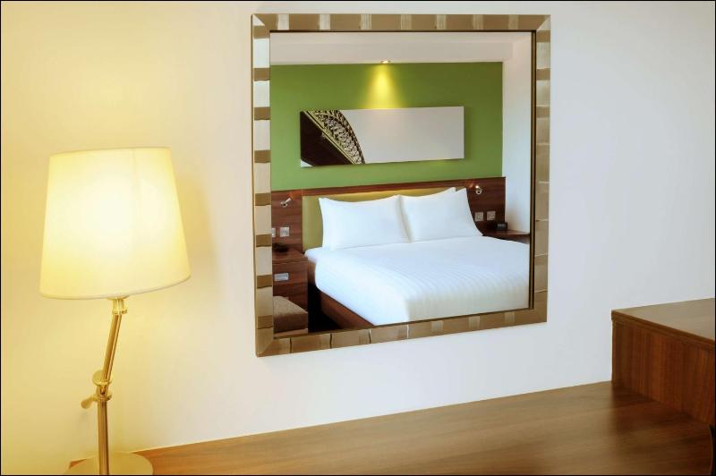 Queen Room image 3