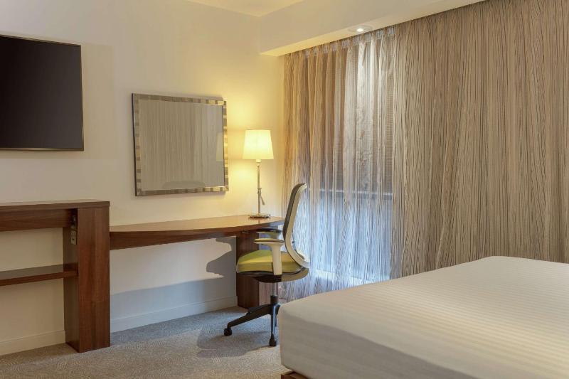 Queen Room with Roll-In Shower - Mobility Accessible/Non-Smoking image 3