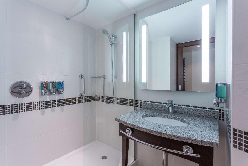 Queen Room with Roll-In Shower - Mobility Accessible/Non-Smoking image 1