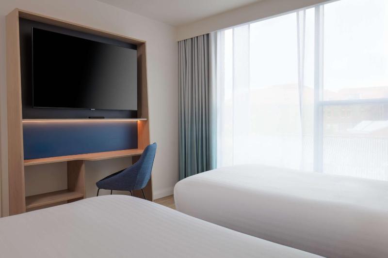 2 Twin Beds Room image 4