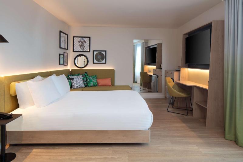 Queen Room with Sofa Bed image 3