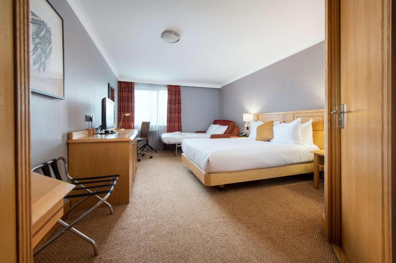 Queen Family Room image 1