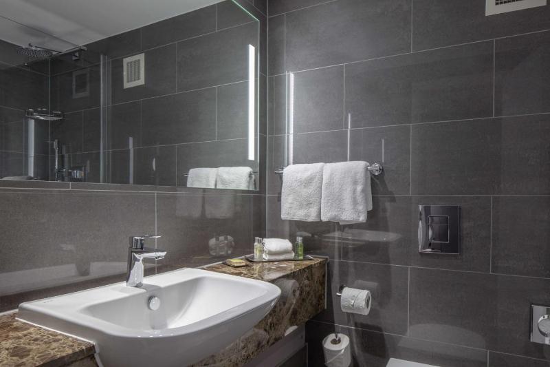 Superior King Room with View image 3