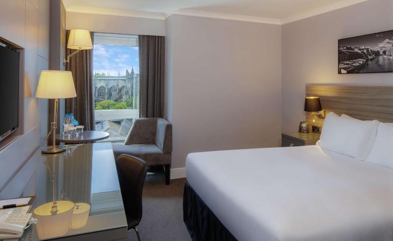 Superior King Room with View image 4