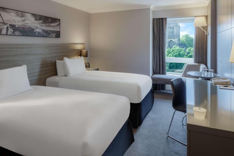 Twin Room image 4
