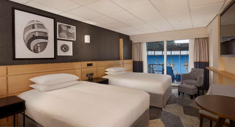 Queen Guest Room with Pitch View image 1