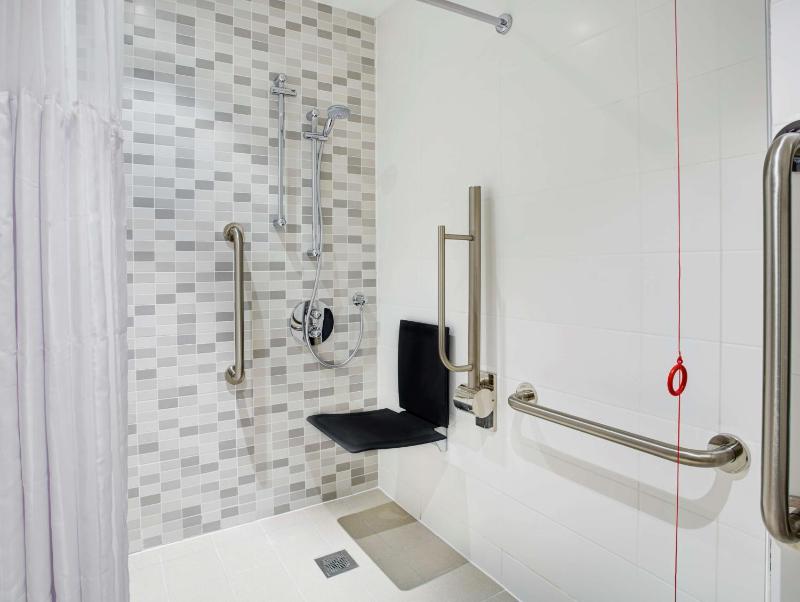Queen Room - Mobility Access image 3