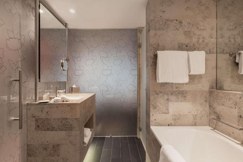 King Deluxe Room image 3