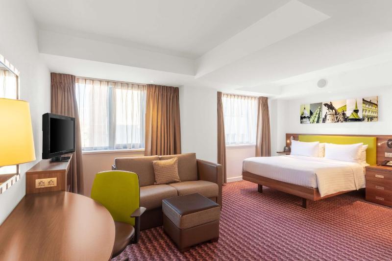 Queen Room with Sofa Bed - Non-Smoking image 1