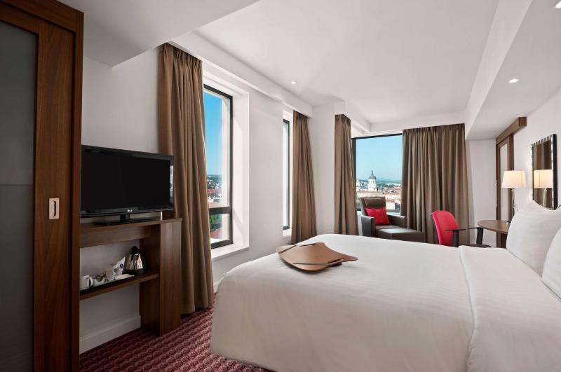 Premium Queen Room with View - Non-Smoking image 4