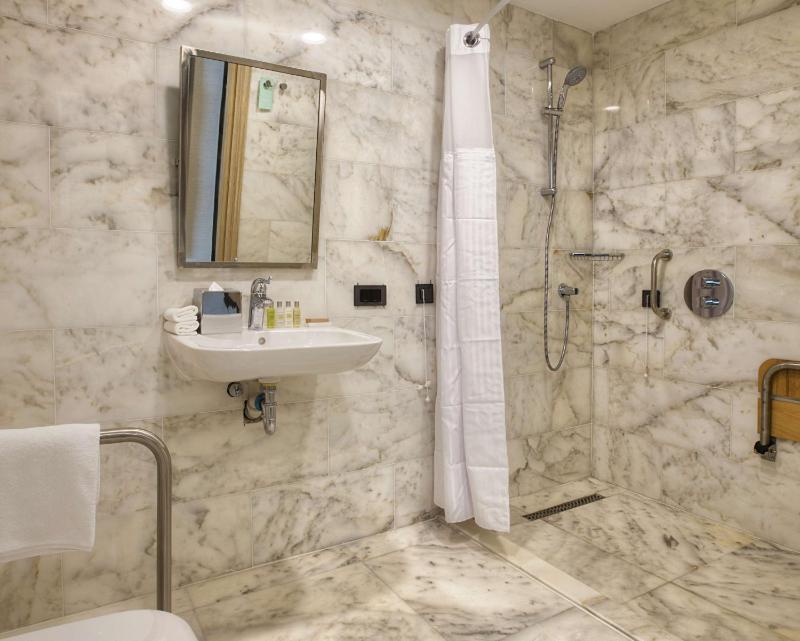 Queen Room - Mobility Access image 1