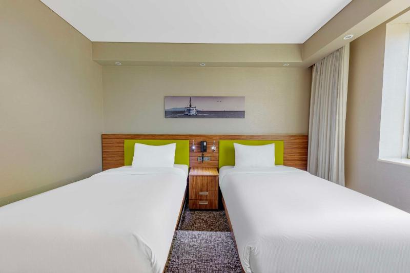 Twin Room - Non-Smoking image 4