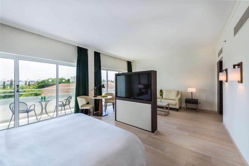 Junior King Suite with Pool View image 3
