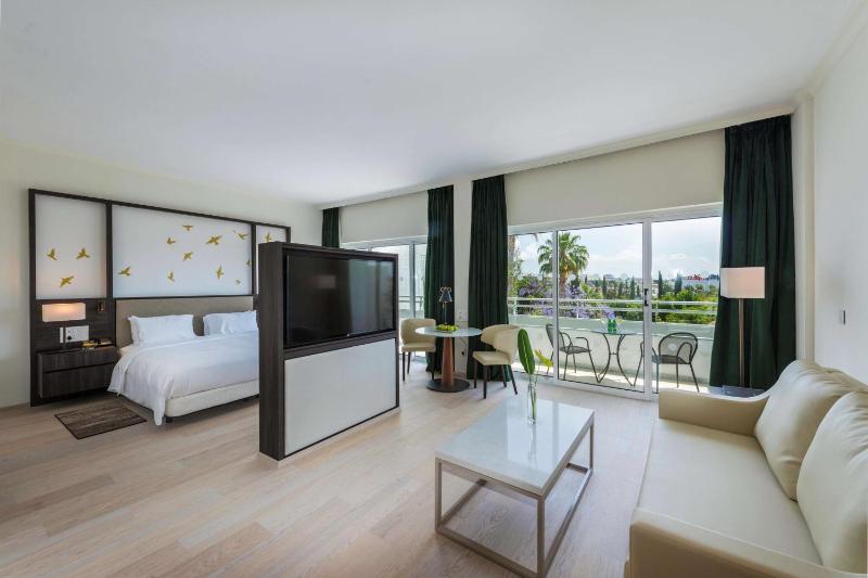 Junior King Suite with Pool View image 1